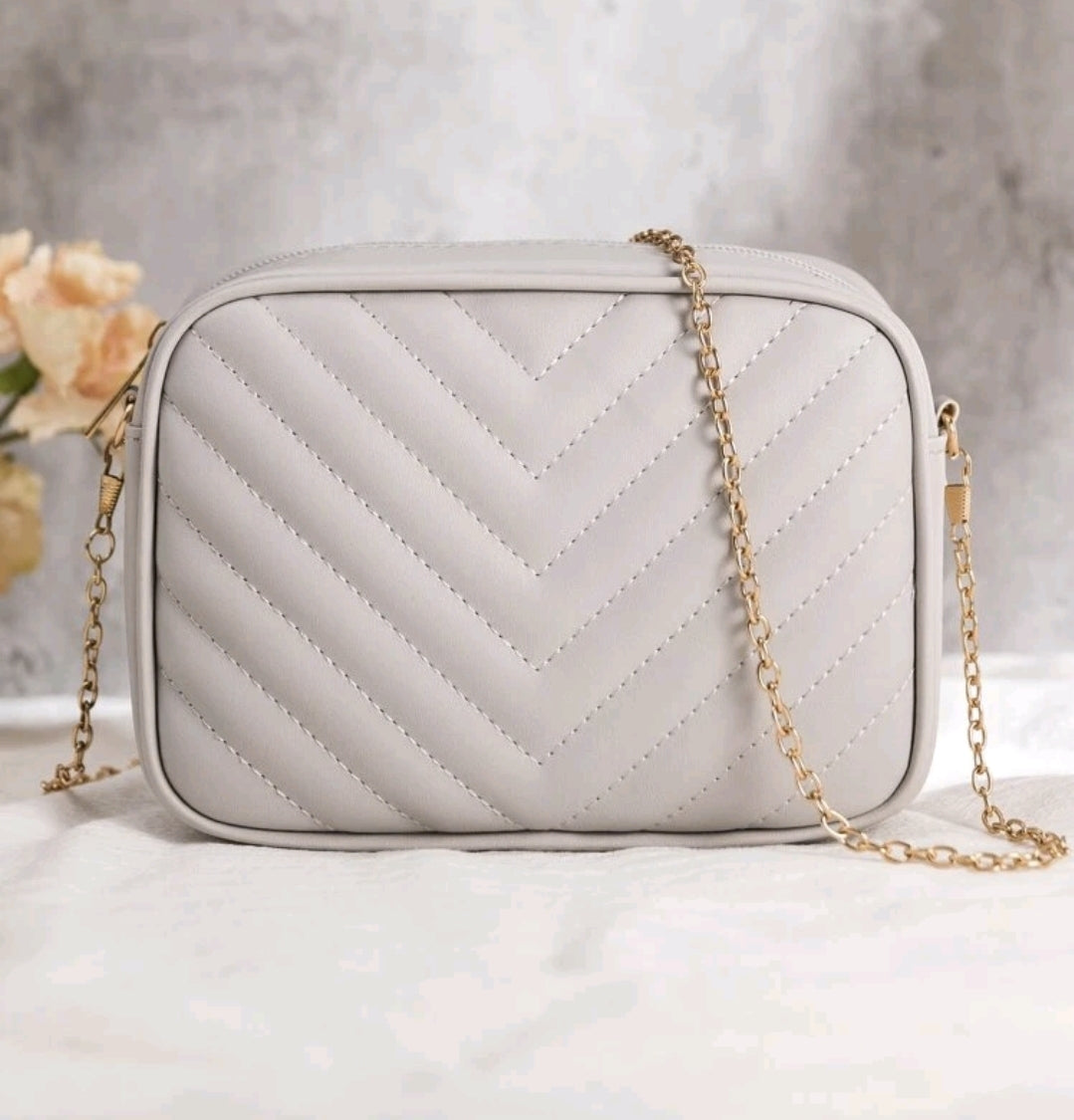 Bolso blanco con cadena