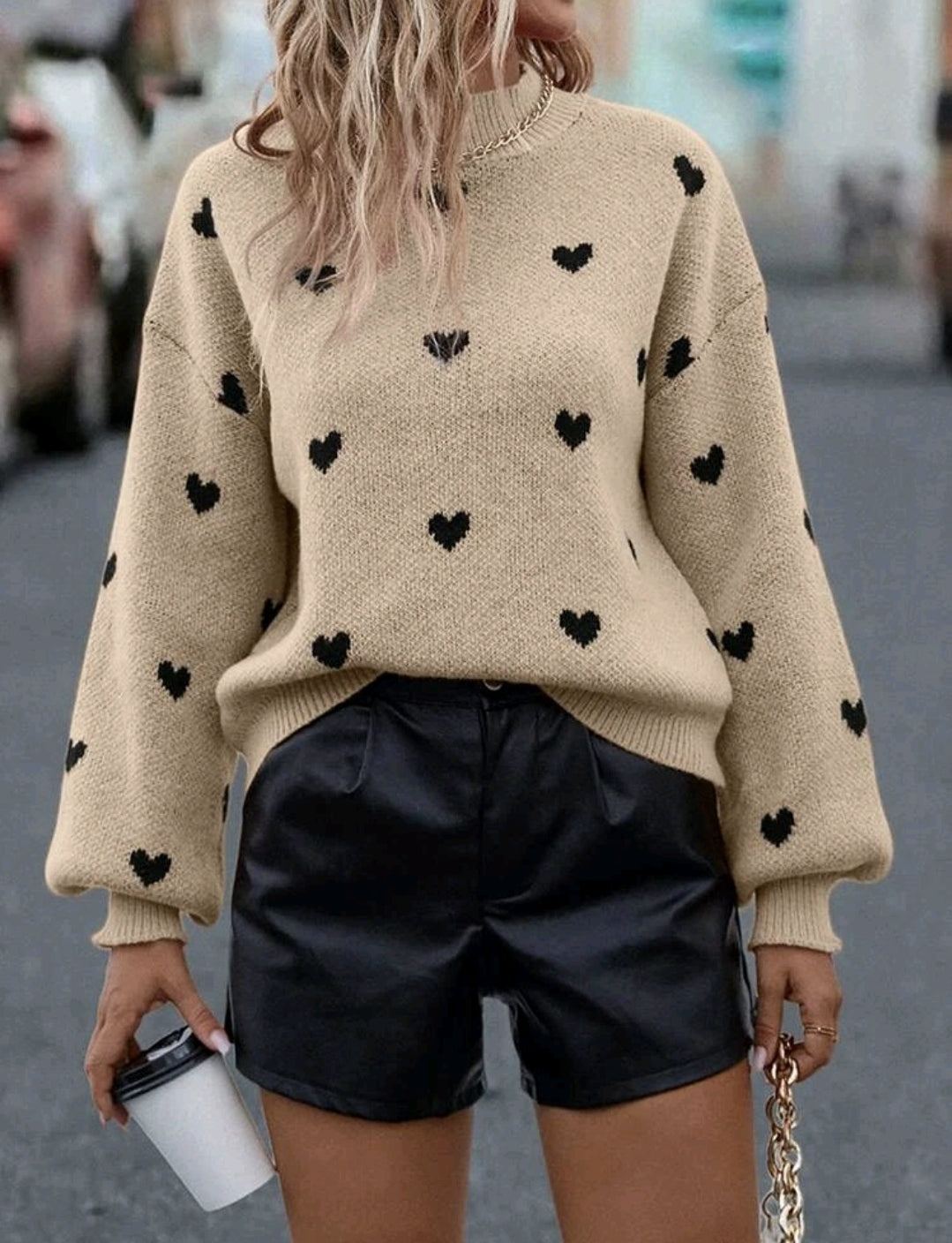 Suéter de lana beige con corazones negros
